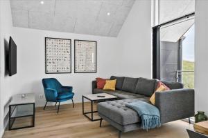 Una sala de estar con un sofá y una silla azul. en 914-Hvide-Sande-Langsand-196-1-sal, en Hvide Sande