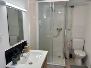 Koupelna v ubytování L'Horizon I T2 + 2 fotografie