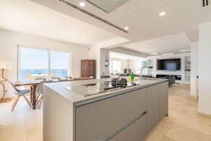 Kuchyň nebo kuchyňský kout v ubytování Villa Mediterraneo by Mallorca House Rent