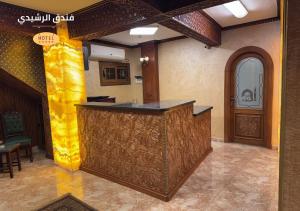 eine Lobby mit einer großen Holzbar in einem Zimmer in der Unterkunft ALRashedy Hotel Powered by Boutique in Kairo