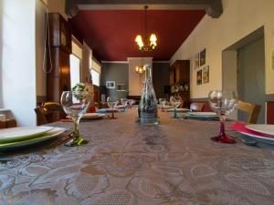 Una mesa de comedor con copas de vino encima. en Domaine du Vern, en Saint-Affrique 12 fotos más