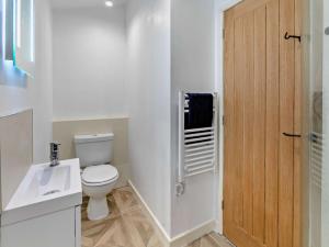 Ένα μπάνιο στο 1 Bed in Looe 95182