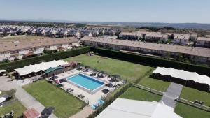 an aerial view of a courtyard with a swimming pool at ARVA Santiago León in León