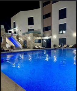 una grande piscina blu in un hotel di Avis 2 a Igalo