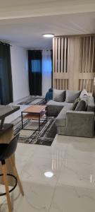 un soggiorno con un divano e un tavolo di Avis 2 a Igalo