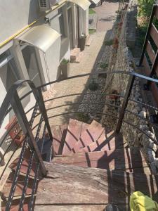 a set of stairs leading up to a building at Căsuța cu Izvor in Călimăneşti