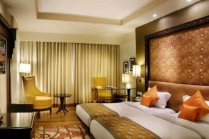 Postel nebo postele na pokoji v ubytování Hotel Grand Naysha Place A Family Hotel IGI Delhi Airport