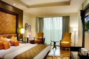 Postel nebo postele na pokoji v ubytování Hotel Grand Naysha Place A Family Hotel IGI Delhi Airport