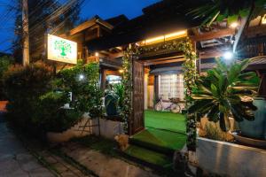 Una casa con un cartel en el frente en Rompo Boutique Hotel, en Chiang Mai