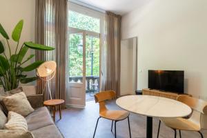 a living room with a table and a couch at Utrecht City Apartments - Maliesingel in Utrecht