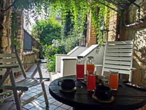 een tafel met 2 stoelen en drankjes op een patio bij The Kraken Inn in Bergamo
