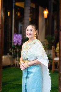 Una mujer con un vestido azul posando para una foto en Rompo Boutique Hotel, en Chiang Mai