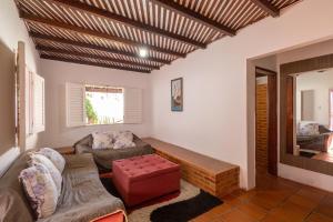 Χώρος καθιστικού στο Casa pet-friendly com piscina de frente para o mar
