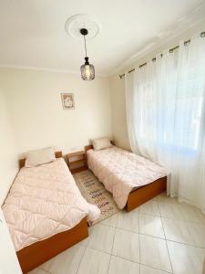 Un pat sau paturi într-o cameră la Chic Design Stay With a Chocolate Welcome Gift