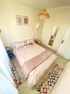 Un pat sau paturi într-o cameră la Chic Design Stay With a Chocolate Welcome Gift