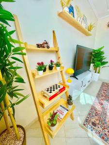 Un televizor și/sau centru de divertisment la Chic Design Stay With a Chocolate Welcome Gift +17 fotografii