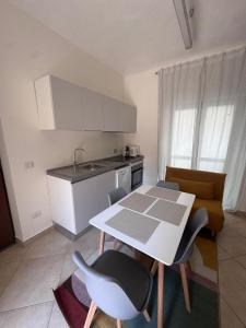 Una cocina con una mesa y sillas en una habitación. en Casa Dora, en Turín