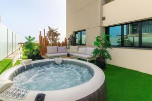a hot tub in the middle of a yard at Villa Gold Star Meloneras in Meloneras