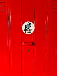 ein rotes Schließfach mit einer roten Tür und einem Schild darauf in der Unterkunft COLOR HOUSE- Lecco's Lake in Lecco + 8 Fotos
