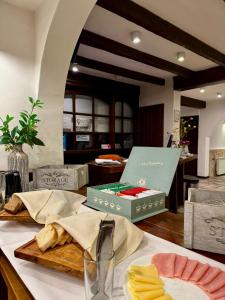 ein Tisch mit einer Kiste darauf in der Unterkunft Ayres del Filo by Visionnaire in San Martín de los Andes