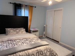 Un dormitorio con una cama grande y un armario. en 7 Delaney Avenue Dudley MA, en Dudley