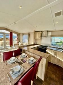 Köök või kööginurk majutusasutuses Lodge at Whitehouse leisure park