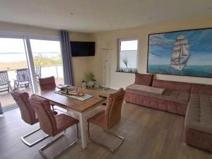 a living room with a table and a couch at Ferienhaus Seglerblick am Achterwasser in Ziemitz
