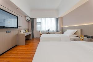 Tianmin Holiday Hotel Tianhe Dongpu Olympic Sports Center房間的床