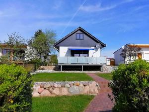 a house with a white and blue facade at Ferienhaus Seglerblick am Achterwasser in Ziemitz