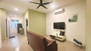 Телевизор и/или развлекательный центр в 2 Bedroom Townhouse Homestay In Bandar Dato Onn