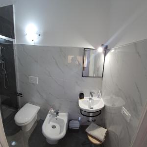 La salle de bains est pourvue de toilettes, d'un bidet et d'un lavabo. dans l'établissement Appartamenti Ohana, à Reggio de Calabre 20 autres photos