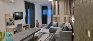 un soggiorno con un divano e una televisione di Avis 2 a Igalo