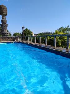 ein Schwimmbecken mit blauem Wasser in der Unterkunft Casa Bartulo in Castrofeito