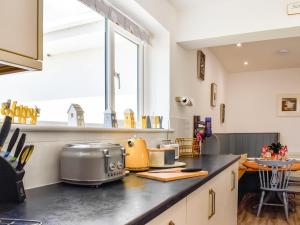 una cocina con encimera y tostadora. en Trelawney Bungalow, en Callington 14 fotos más