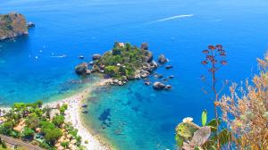 un'isola in mezzo all'acqua blu di MIlly House a Letoianni