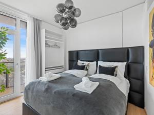 Postel nebo postele na pokoji v ubytování Niko's Luxury Penthouse Apartments - District 3