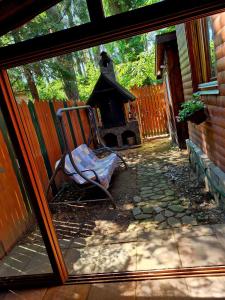 une vue d'un patio avec un banc et une cheminée dans l'établissement RECI Beach Cottage, à Reci