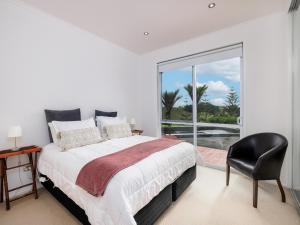 Giường trong phòng chung tại Solar House - Kerikeri Holiday House