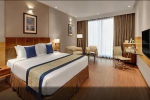 Postel nebo postele na pokoji v ubytování Hotel Grand Naysha Place A Family Hotel IGI Delhi Airport