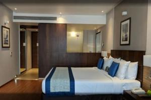 Postel nebo postele na pokoji v ubytování Hotel Grand Naysha Place A Family Hotel IGI Delhi Airport