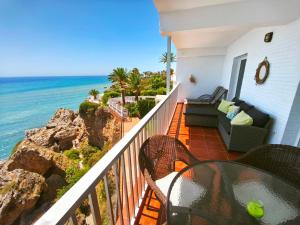 balkon ze stołem i krzesłami i widokiem na ocean w obiekcie Carabeo Vista Mar w mieście Nerja