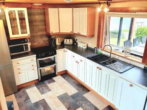 Kuchyň nebo kuchyňský kout v ubytování Ratagan Lodge + 21 fotografií