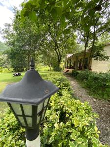 O grădină în afara The Harikanta Corbett Resort
