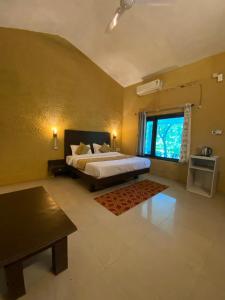 Un pat sau paturi într-o cameră la The Harikanta Corbett Resort