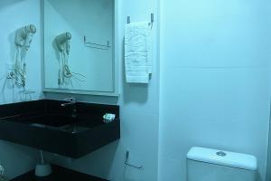 Ein Badezimmer in der Unterkunft Bombinhas Tourist Apart