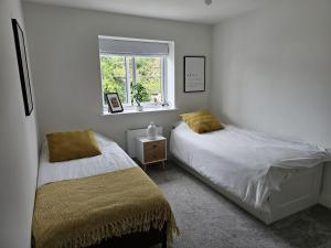 Gallery image of 2 Bedroom 2 Bathrooms Parking Electric Charger Juliet Balcony Close to Reigate Station Centre - 2230 in Reigate