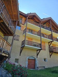 un bâtiment avec des balcons sur le côté dans l'établissement Bel appartement à la Montagne, à Cervières