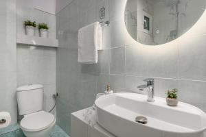 Koupelna v ubytování Kourti Residence + 30 fotografií