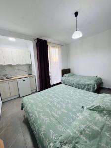 Ένα ή περισσότερα κρεβάτια σε δωμάτιο στο Ulcinj Go