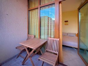 Una mesa y dos sillas en una habitación con ventana. en Prime Location Studio Midia Beach, en Sunny Beach